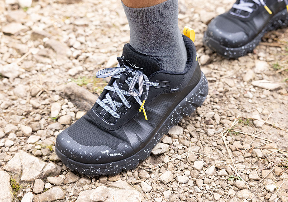 Der  Joe Nimble Explore Addict Trailschuh in schwarz im Einsatz