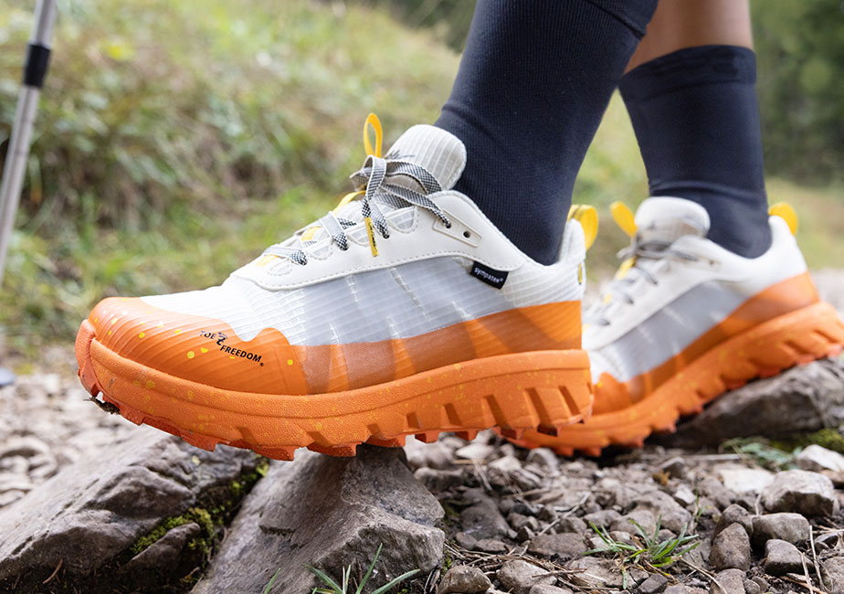 Der Joe Nimble Explore Addict Trailschuh in Orange im Einsatz