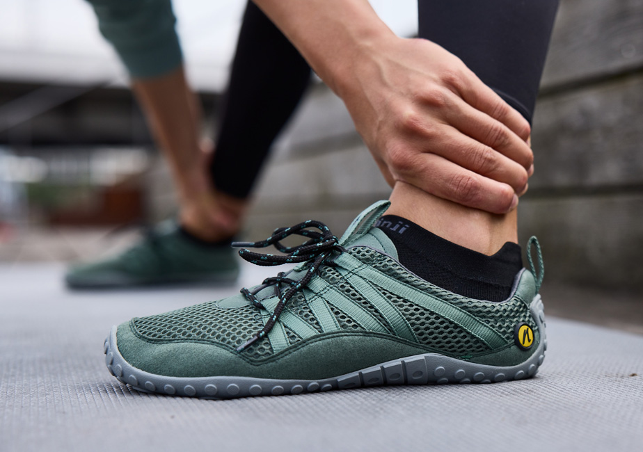 Frau beim dehnen mit dem Joe Nimble nimbleToes Gymschuh in grün