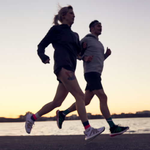 Läufer beim Lauftraining im Sonnenuntergang