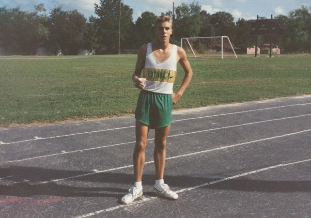 Sebastian nach seinem Lauf mit breiter Zehenbox in der High School