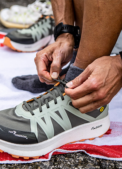 Athlet Vitor Rodrigues beim Schuhe binden