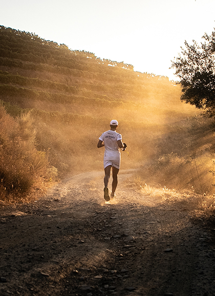 Athlet Joao Andrade beim Lauftraining im Gelände