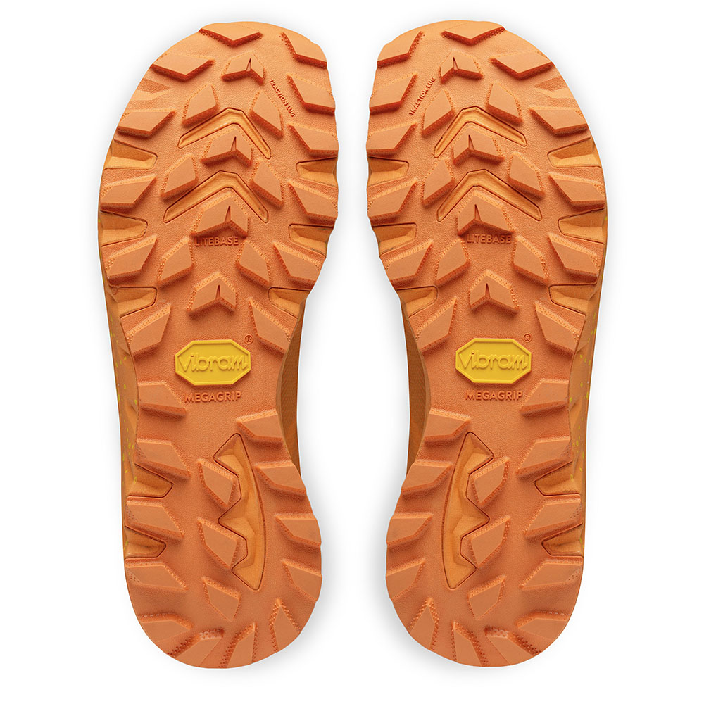 Die Vibram Sohle des Joe Nimble Explore Addict Wanderschuh Paar in orange von unten