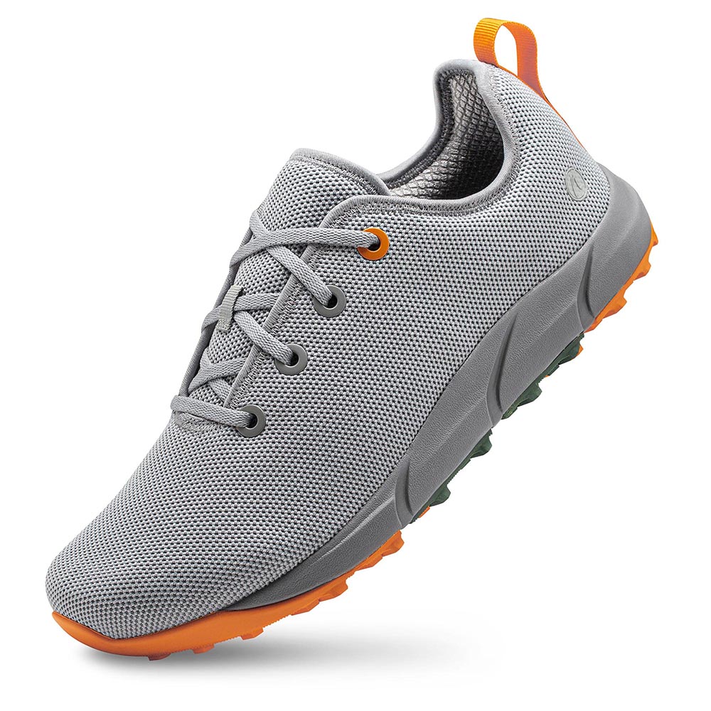 Der Joe Nimble motionToes in Grau auf der Spitze stehend