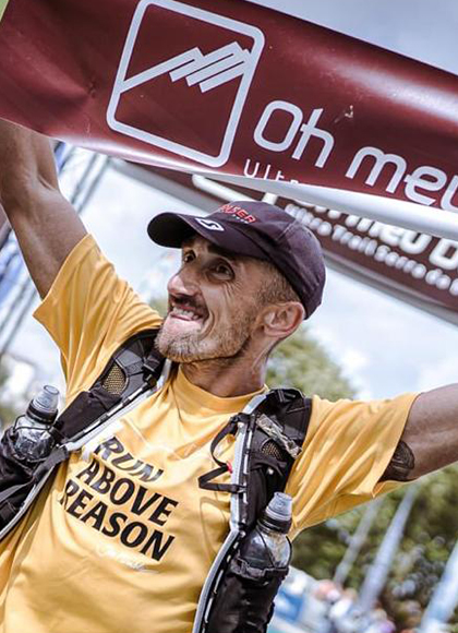 Athlet Vitor Rodrigues angekommen im Ziel nach einem Marathon
