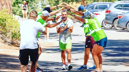 Läufer nachdem er den Badwater Ultramarathon gemeistert hat