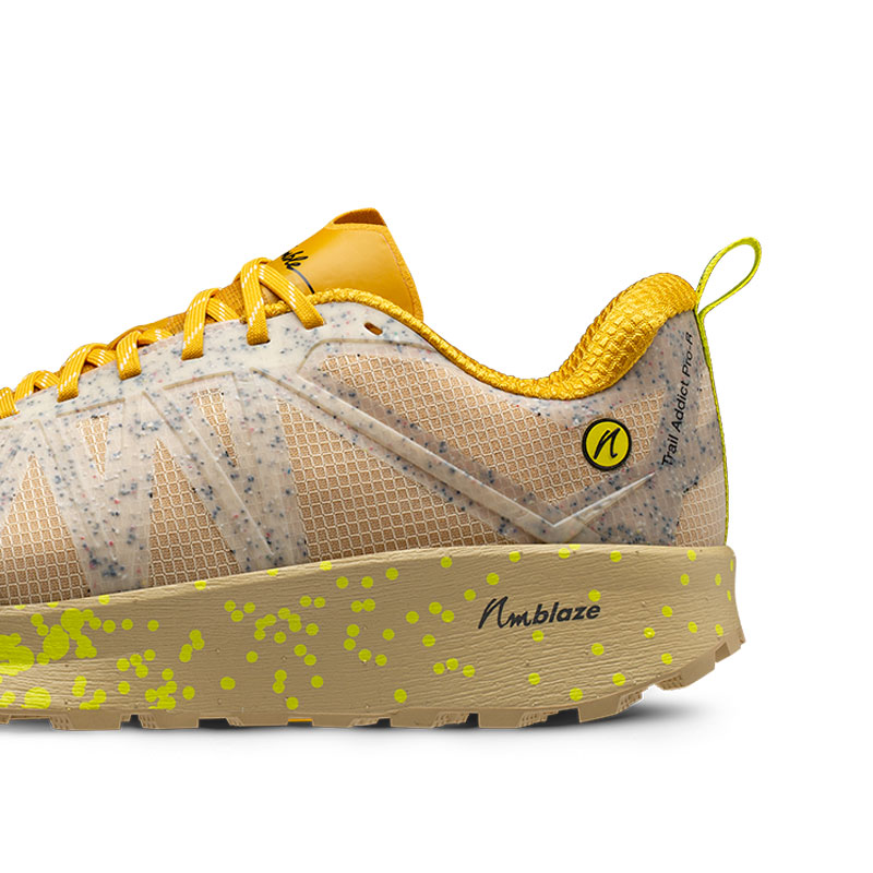 Der Absatz und die Sohle mit nmblBlaze Mittelsohle des Joe Nimble Trail Addict Pro-R Trail Laufschuh in Beige