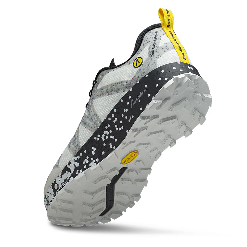 Die Vibram Sohle des Joe Nimble Trail Addict Pro-R Trail Laufschuh in grau