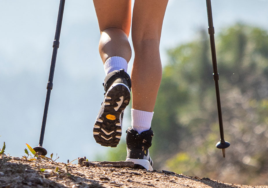Die Vibram Sohle des Joe Nimble Mountain Addict Wanderschuh in schwarz/weiß im Gelände