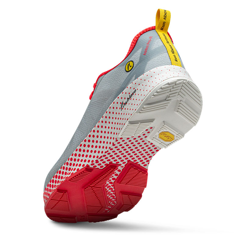 Die Vibram Sohle des Joe Nimble Addict Pro-R Laufschuh in grau rot
