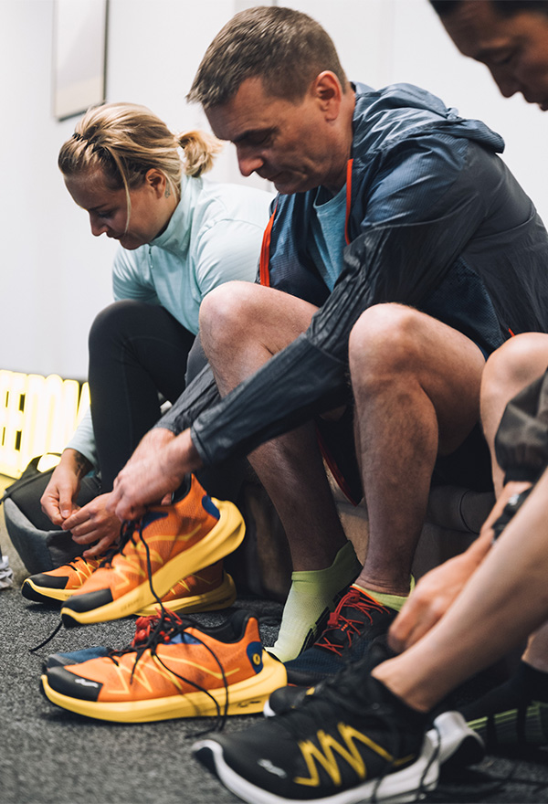 Läufer beim Schuhe anziehen für den Fly Out