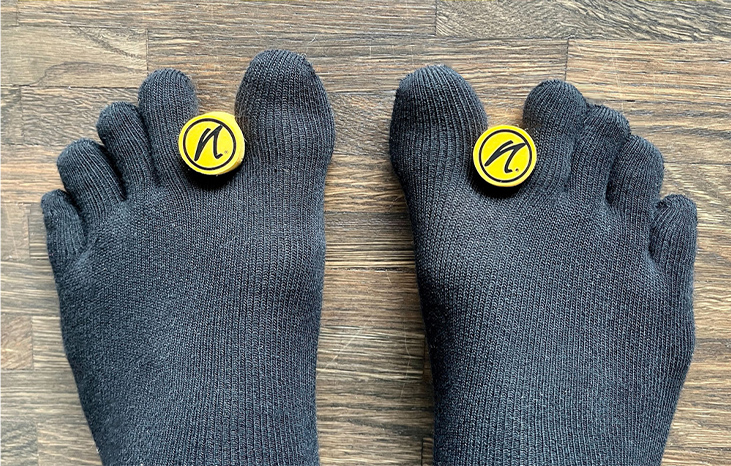 Linker und Rechte Fuß inZehensocken jeweils mit einem ToeSpreader