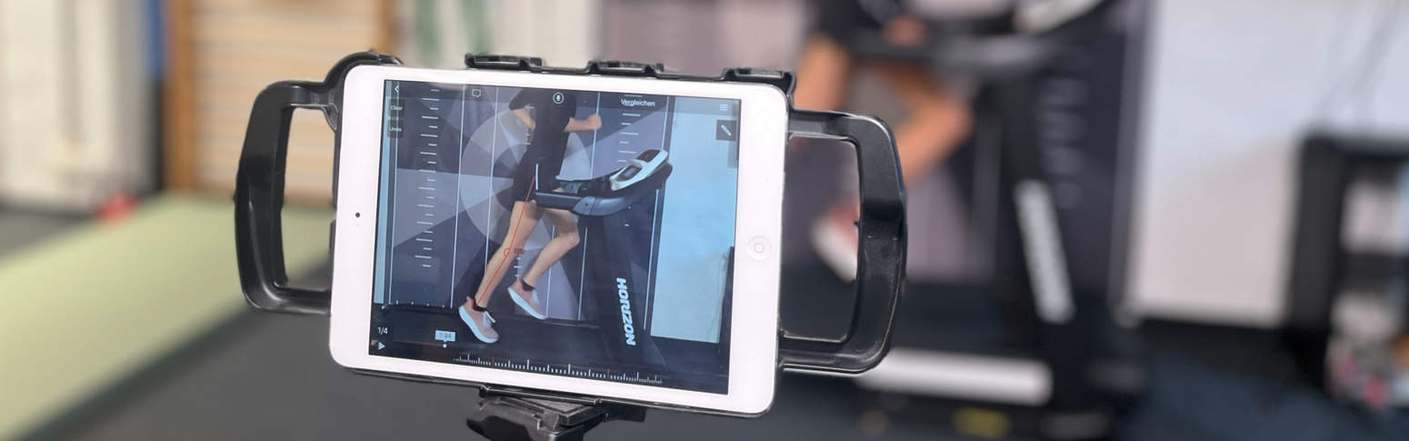 Läufer auf einem Laufband bei der Fußvermessung