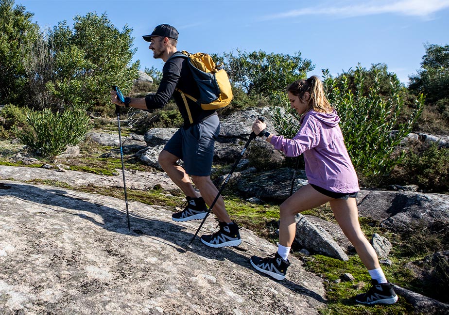 Zwei Läufer in den Bergen mit dem Joe Nimble Mountain Addict Wanderschuh in schwarz/weiß