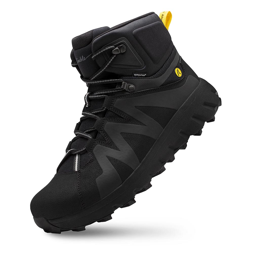 Der Joe Nimble Mountain Addict Wanderschuh in schwarz auf der Spitze stehend