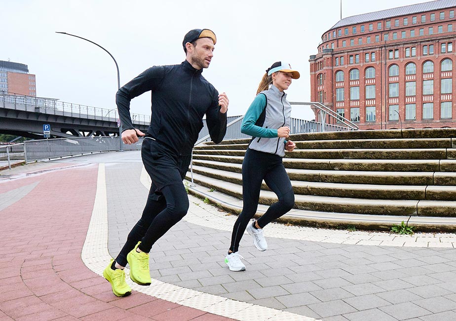 Läufer beim Lauftraining mit dem Joe Nimble Addict Pro-R Laufschuh in Gelb und Weiß