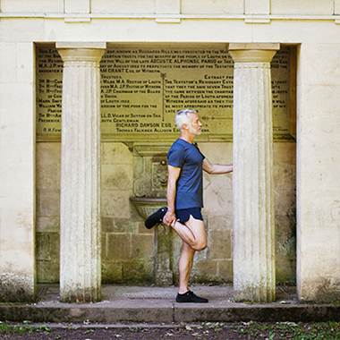 Unser biomechaniker Lee Saxby beim dehnen