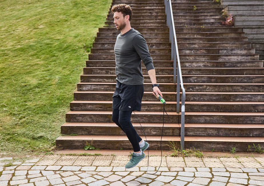 Mann beim Seilspringen mit dem Joe Nimble nimbleToes Gymschuh in grün