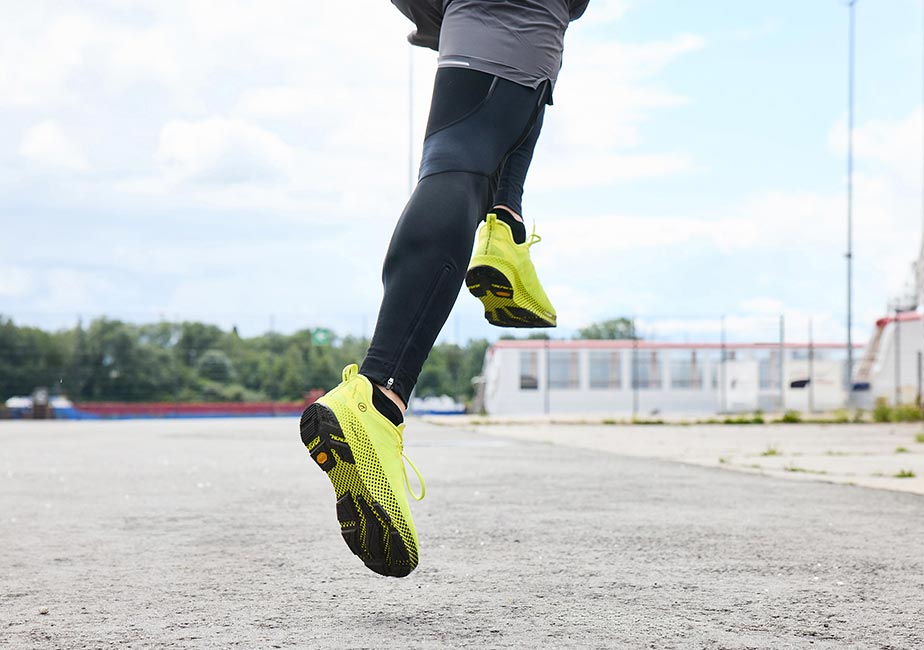 Läufer beim Running mit dem Joe Nimble Addict Pro-R Laufschuh in Gelb in der Flugphase