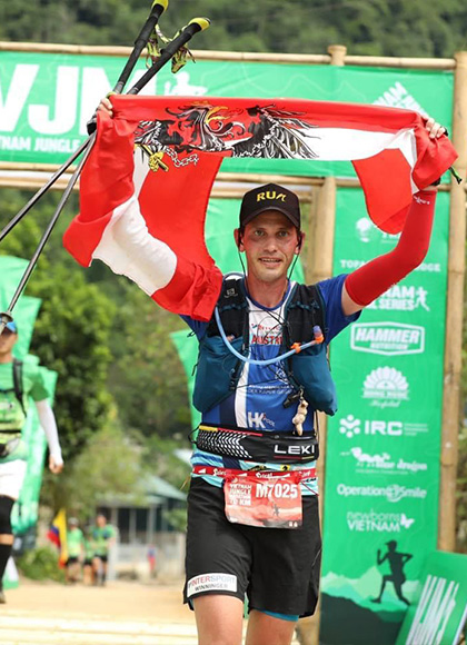 Athlet Rainer Predl als er durchs Ziel eines Marathons lief