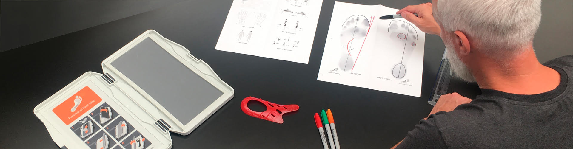 Unser biomechaniker Lee Saxby beim erklären des Fußes