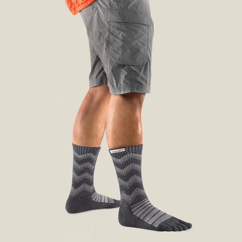 Injinji Zehensocken Outdoor in grau angezogen