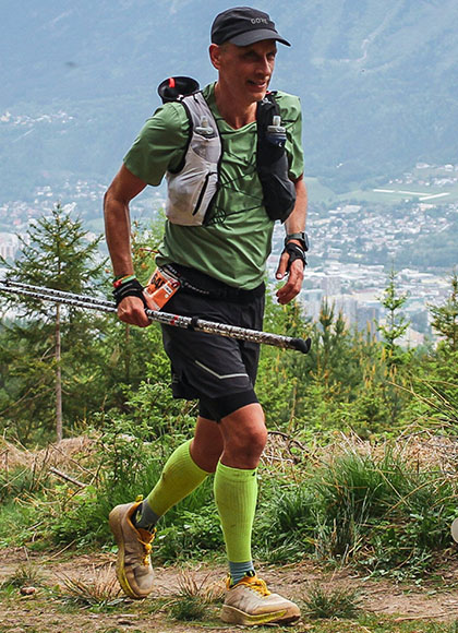 Athlet Ingo auf einem Trail in den Bergen