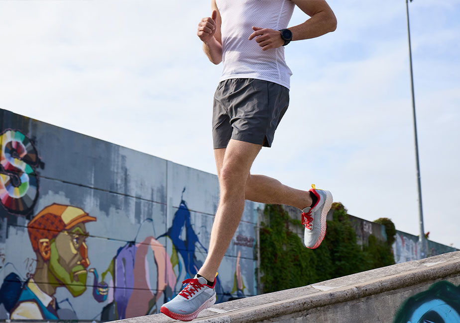 Läufer beim Lauftraining mit dem Joe Nimble Addict Pro-R Laufschuh in grau-rot