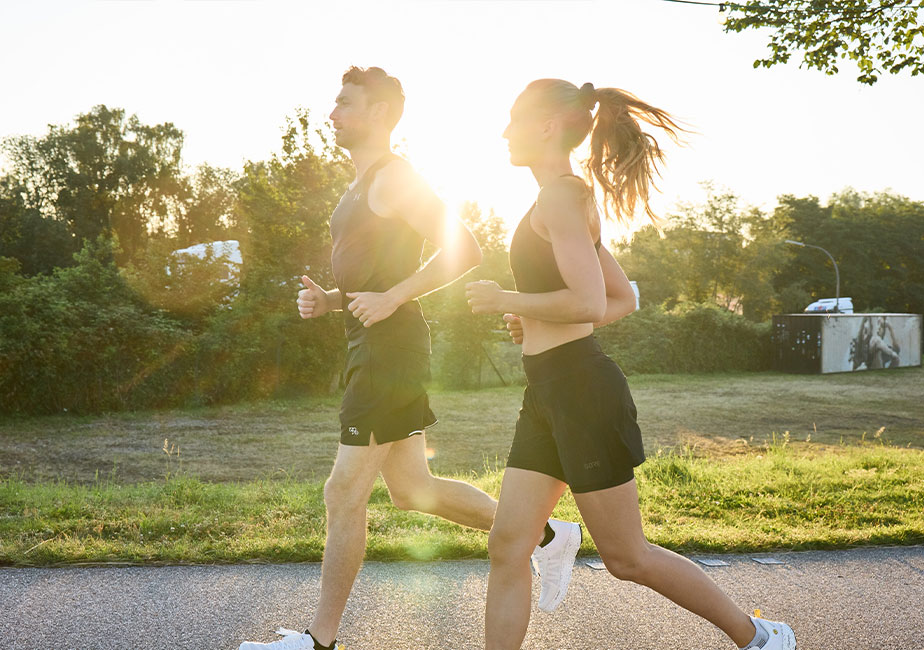 Läufer beim Lauftraining mit dem Joe Nimble Addict Pro-R Laufschuh in perle/weiß