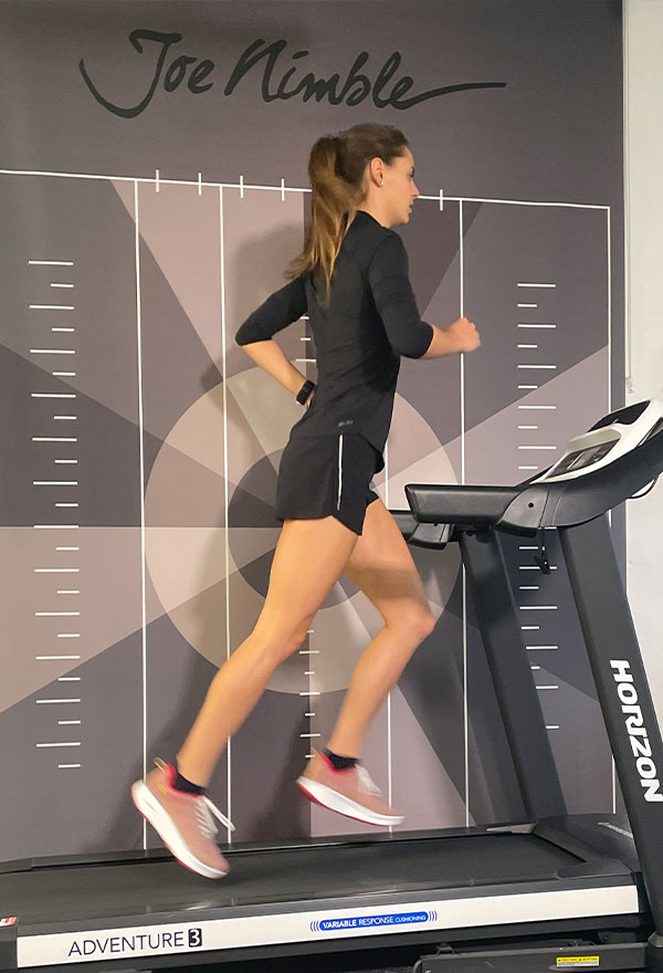 Läuferin mit dem Joe Nimble Addict Pro-R in Farbe Rust auf dem Laufband