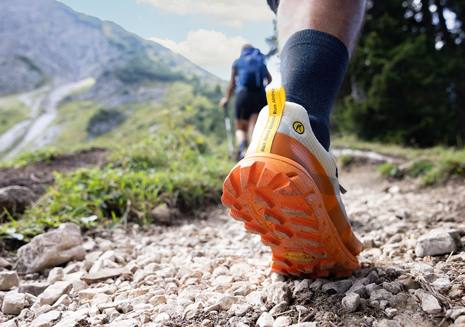 Die Vibram Sohle des Joe Nimble Explore Addict Trailschuhs in Orange