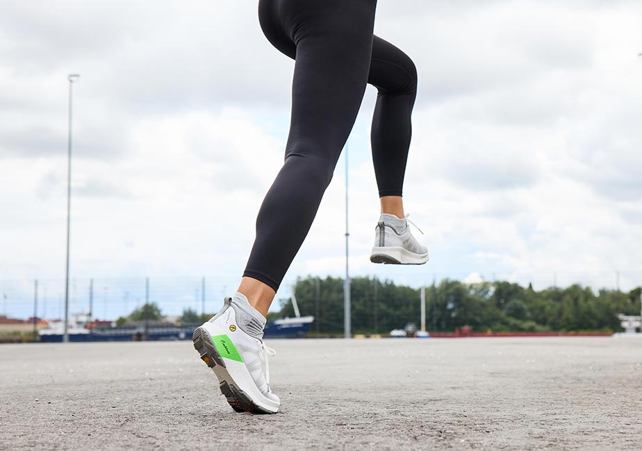 Läufer beim Running mit dem Joe Nimble Addict Pro-R Laufschuh in Weiß in der Flugphase