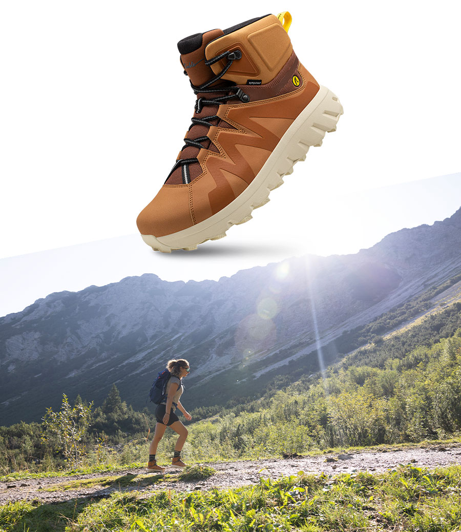 Closeup des Joe Nimble Mountain Addict Wanderschuh in braun mit Läuferin in den Bergen