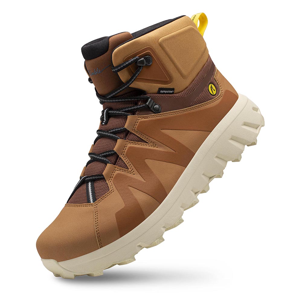 Der Joe Nimble Mountain Addict Wanderschuh in Braun auf der Spitze stehend