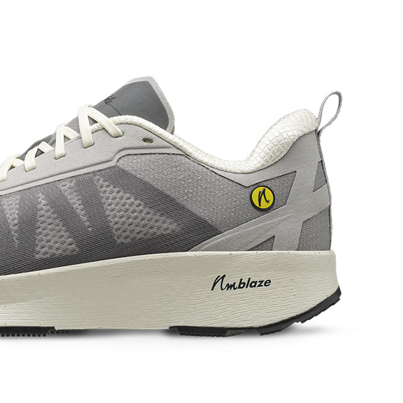 Der Absatz und die Sohle mit nmblBlaze Mittelsohle des Joe Nimble Addict Pro-R Laufschuh in grau