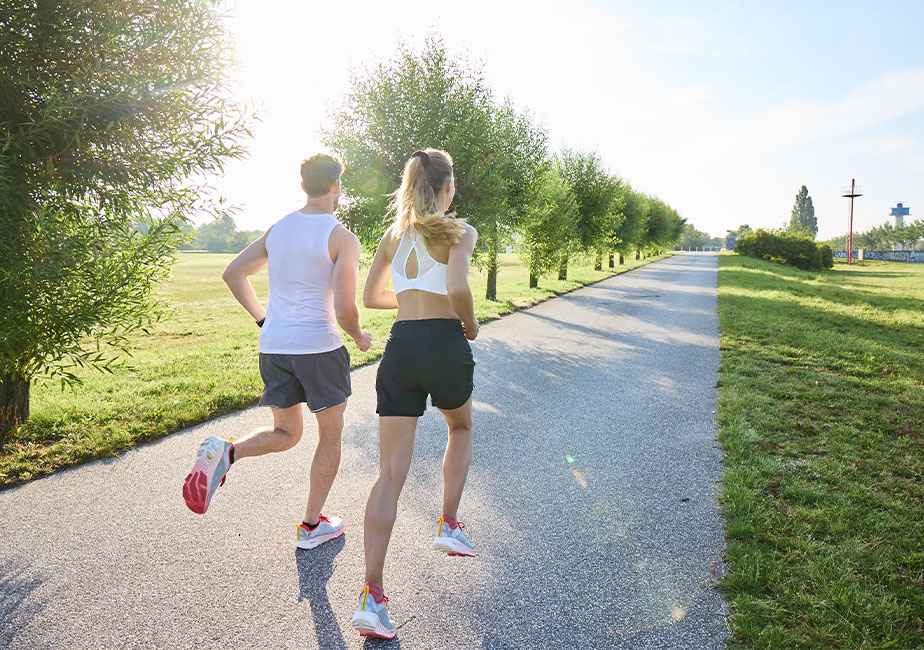 Läufer beim Lauftraining mit dem Joe Mimble Addict Pro-R Laufschuh in grau-rot