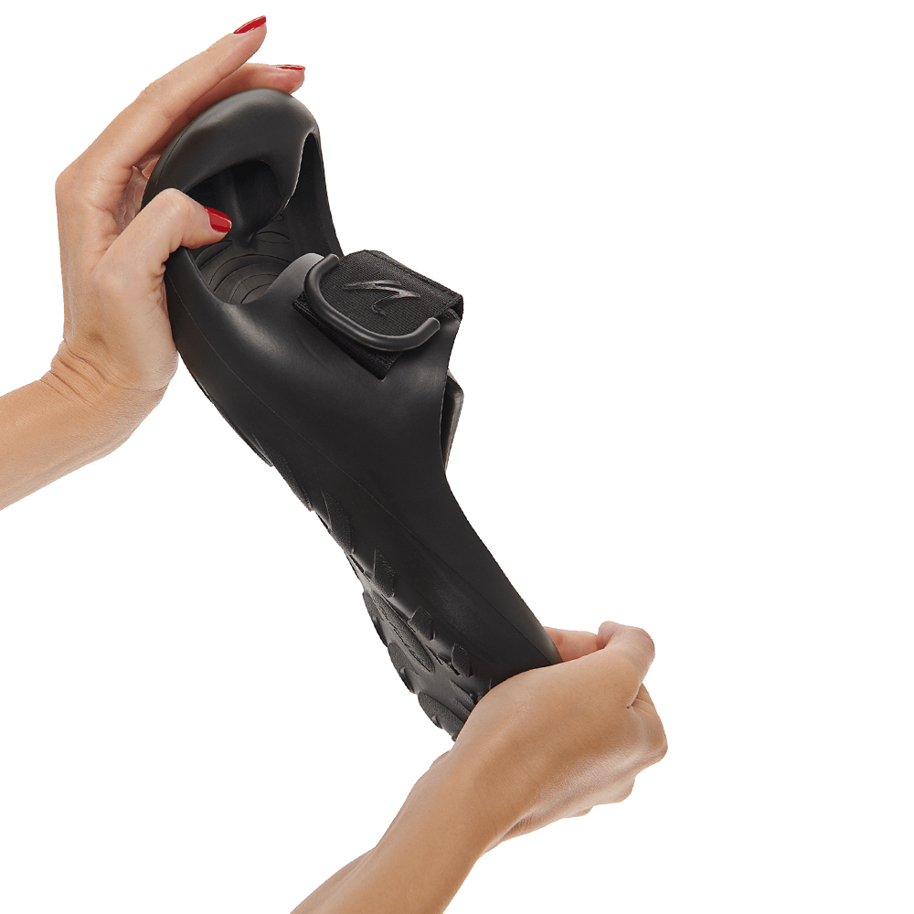 Der Joe Nimble recoverToes 2.0 in schwarz beim verdeutlichen der Weichheit