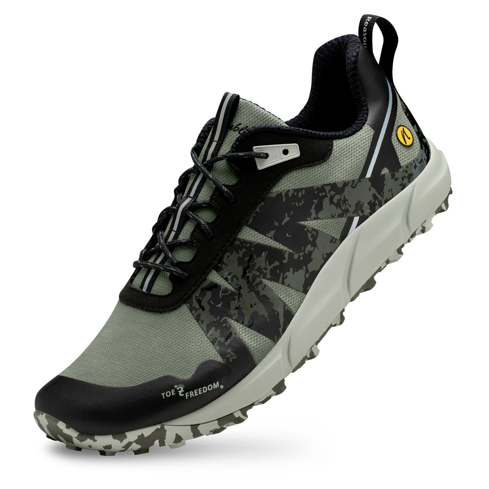 Der Joe Nimble Trail Addict WR Trail Laufschuh in Oliv auf der Spitze stehend
