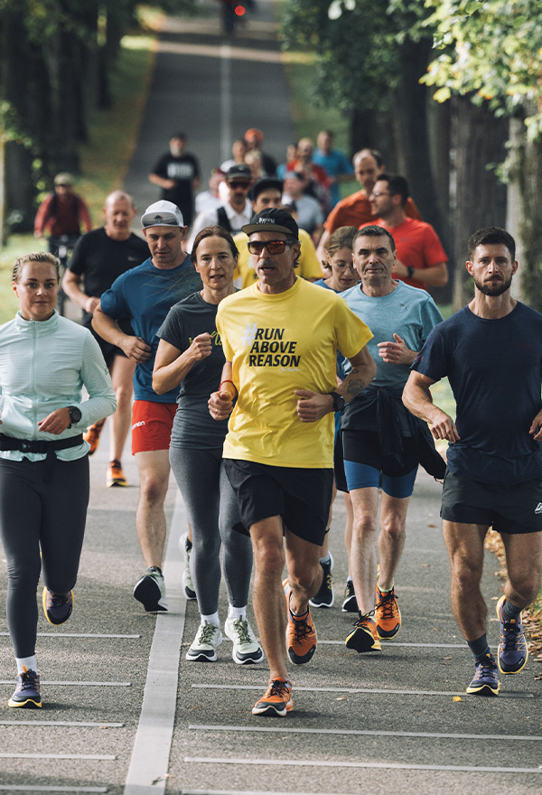 Ausschnitt des Fly Outs - Laufgruppe gemeinsam im Park beim Training