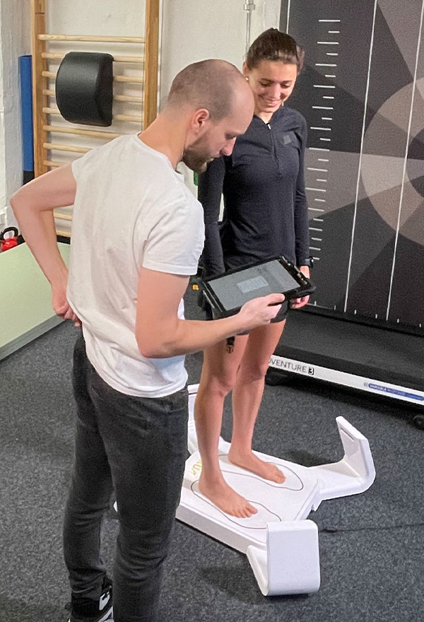 Füße einer Läuferin werden gescannt