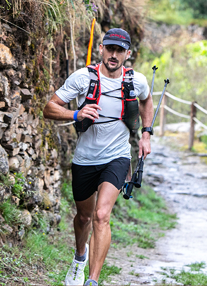 Athlet Vitor Rodrigues Beim Lauftraining im Gelände