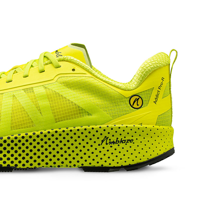 Der Absatz und die Sohle mit nmblBlaze Mittelsohle des Joe Nimble Addict Pro-R Laufschuh in Gelb