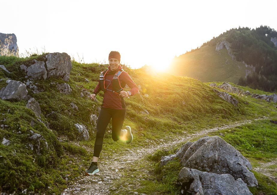 Trailläufer im Gelände beim Lauftraining im Joe Nimble Trail Addict Pro-R Traillaufschuh in Basil/Grün