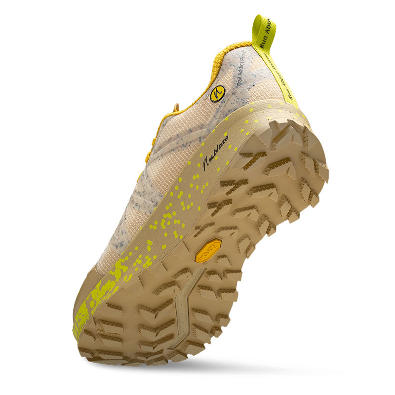 Die Vibram Sohle des Joe Nimble Trail Addict Pro-R Trail Laufschuh in Beige