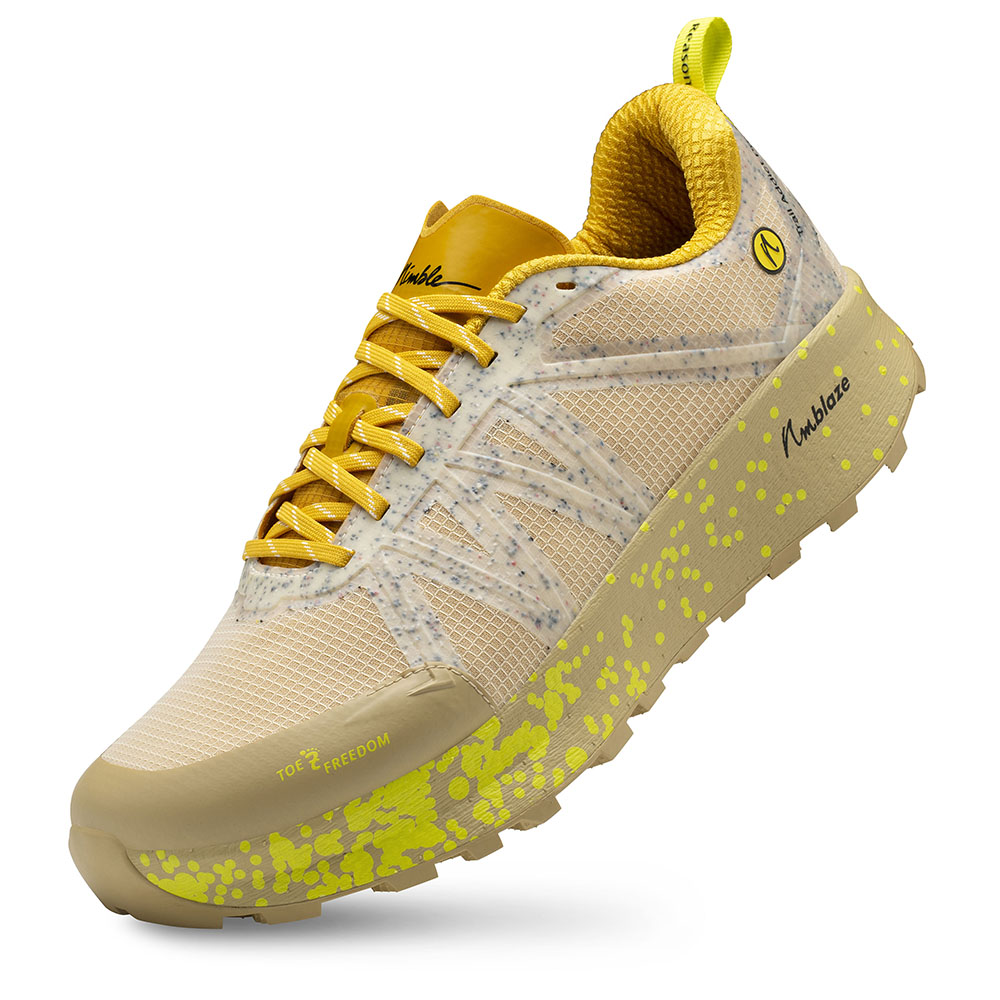 Der Joe Nimble Trail Addict Pro-R Trail Laufschuh in Beige auf der Spitze stehend