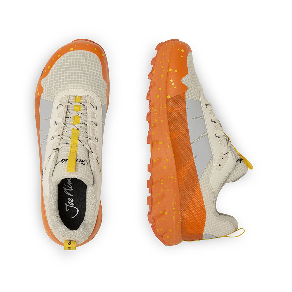 Der Joe Nimble Explore Addict Wanderschuh - das Schuhpaar in orange von oben und der Seite