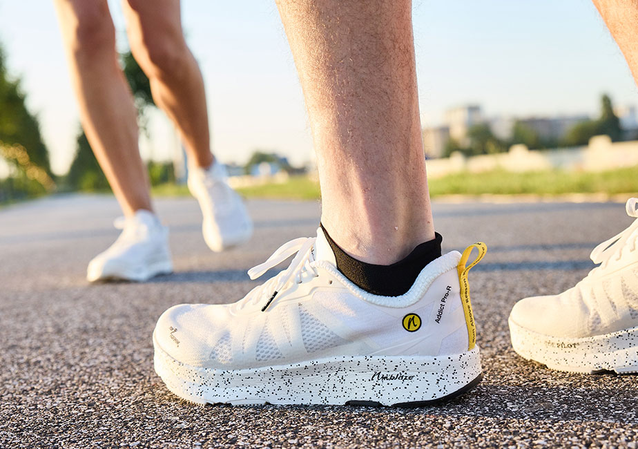 Joe Nimble Addict Pro-R Laufschuh in perle/weis von der Seite mit Läufern