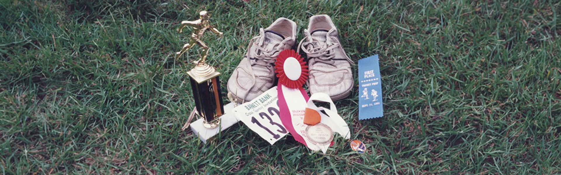 Sebastians erste Schuhe mit Zehenfreiheit nach einem Lauf mit Pokal