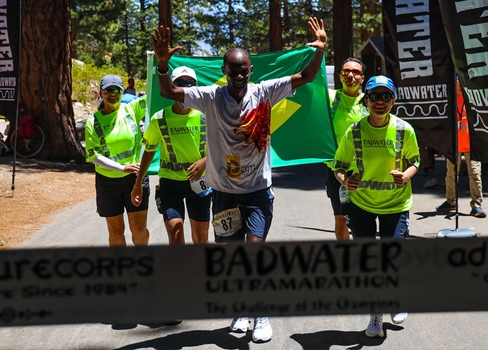 Athlet Kleben Binho im Ziel vom Badwater Ultramarathon